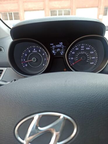 Hyundai: Hyundai Elantra sedan – tünd mavi rəng, aerodinamik kuzov və xrom ön — 3