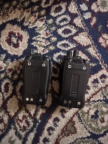 зарядки для телефона: Две портативные рации Kenwood черного цвета. Компактные и прочные, они
