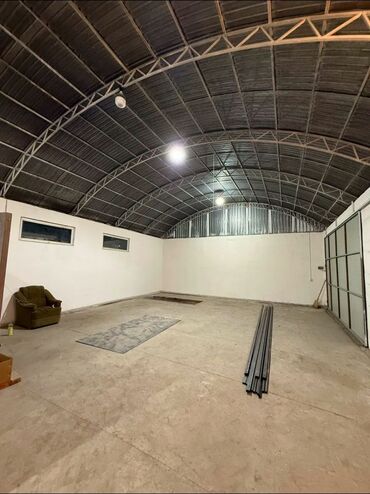 студия долгосрочная аренда: Сдается помещение 100м² в районе ипподромас офисным кабинетом внутри