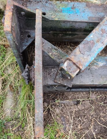 Ostali alati i mašine: Двостубна ауто дизалица, носивости 2.5т. 2015 је годиште. Рађена је у — 25