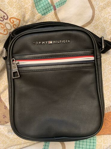 спортивные сумки: Барсетка tommy hilfiger в идеальном состоянии без царапин и дырок