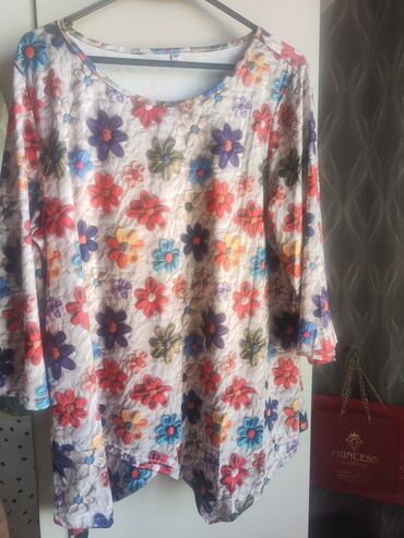 sirqa modelleri: Çiçək naxışlı qadın bluzu - Model: Uzun qollu, sərbəst kəsim - Yaxa