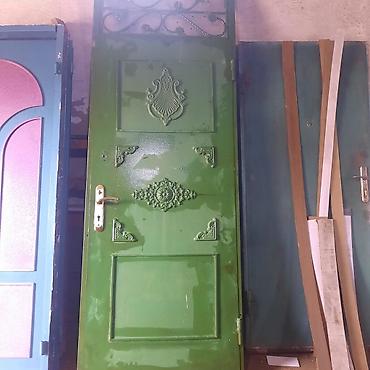demir seyf qapi: Yaşıl olan Eni 90 hündürü 240 sağa açılan iki rəng olan isə Eni 1 — 1