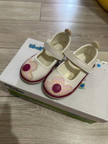 Детская обувь: Продаю новые детские кожанные туфли, размер 22. Цена 1800 сом