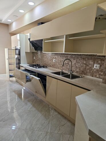Komodlar: Olcu 5.10Müasir mətbəx mebeli və qurğular komplekti - Parlaq krem