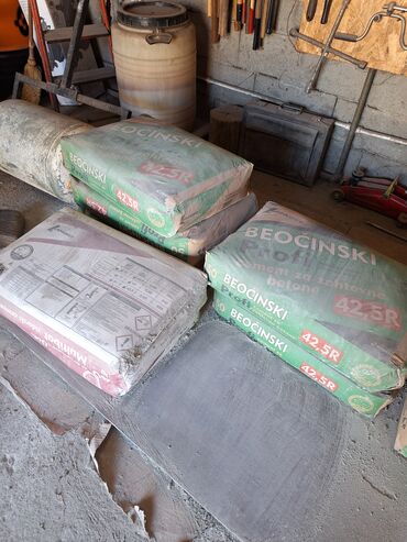 velike plastične posude: Prodajem Cement i Beomal 2 dzaka