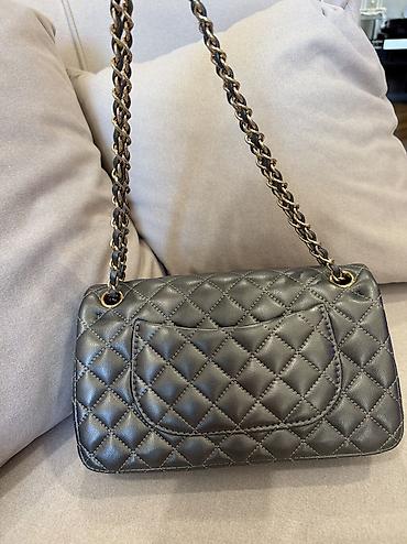 Çantalar: Chanel Classic Flap Bag – qara rəng, qızılı metal detal və zəncirli — 3