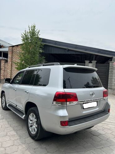 грузак 100: Внедорожник Toyota Land Cruiser серебристого цвета. Автомобиль оснащен