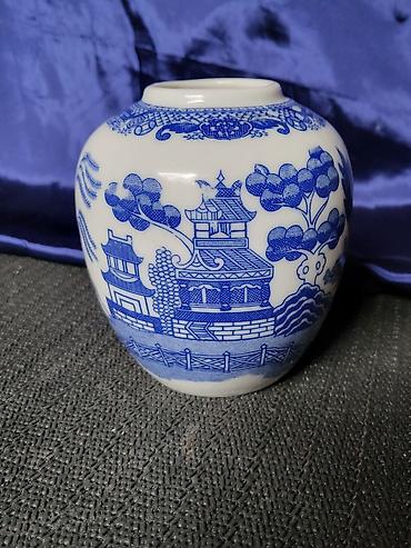 Vaze i saksije: Vaza nova Blue Willow,porcelanska 1950g+. Porcelanska nova,holandska — 1