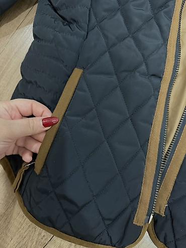 kurta: Qısa, yüngül və isti gödəkçə. Tünd göy rəngdədir, kənar hissələrində — 3