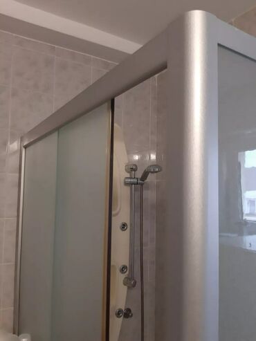 polovan namestaj iz inostranstva u palanci: Tuš kabina 110x80cm, staklena, fiksni bočni deo, klizni deo na levo