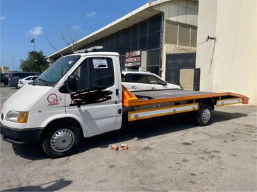 s class yan guzguleri: Ford Transit şassisi üzərində qurulmuş bu ağ rəngli evakuator, təcili