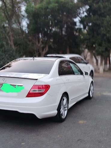 dayun 250: Mercedes-Benz C-Class sedan (C250 emblemli), ağ rəng. Xüsusiyyətlər — 1