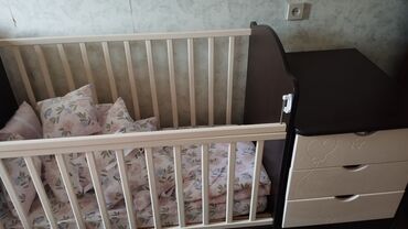 качеля для ребенка: Унаа түрүндөгү керебет, Колдонулган, Жыгач