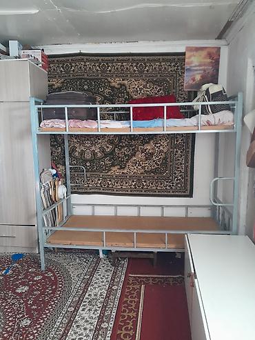 bunk bed: Металлическая двухъярусная кровать в светло-сером цвете. Практичное — 2