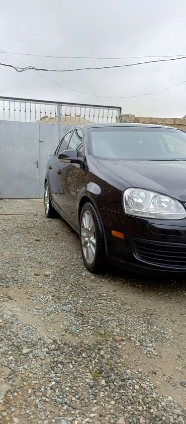 Volkswagen: Volkswagen Jetta: 2 l | 2009 il Sedan — 2
