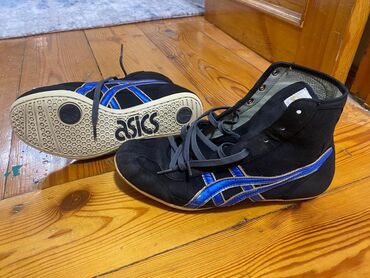 тактические ботинки: Черные борцовки Asics, разработанные для обеспечения оптимального