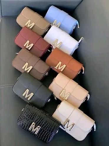 tiffany rs: Ženska crossbody torbica sa velikim metalnim slovom “M” - Kompaktna — 2