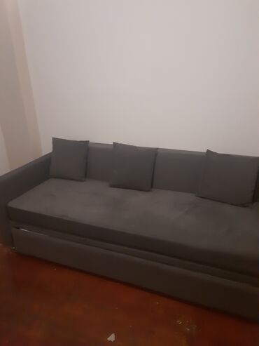 Έπιπλα: Καναπές-κρεβάτι αγορασμένος πριν μερικούς μήνες, ελάχιστα