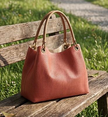duvan kupujemprodajem: Ženska torba – perforirana shopper/hobo silueta - Materijal: glatka — 1