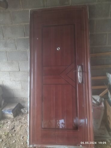 ������������ �� �������������� ��������: Продаю входной дверь,в отличном состоянии цена 5000 сом