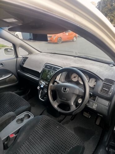 диски на хонду стрим: Белый минивэн Honda Stream с установленным на крыше боксом. Автомобиль