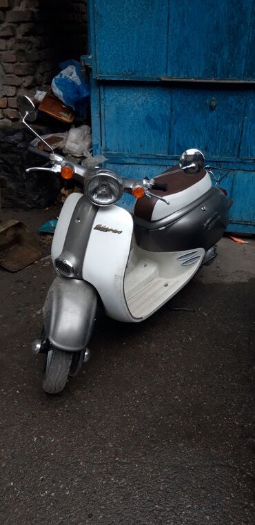 маленький мопед: Скутер в ретро‑стиле (классика «Lambretta/Italian look»)