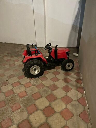 oyuncaq traktor: Uşaqlar üçün nəzərdə tutulmuş qırmızı rəngli traktor oyuncağı, gəzinti