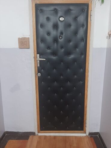 деревяный двер: Входная дверь, Сосна, Правосторонний механизм, цвет - Черный, Б/у, 205 * 85, Самовывоз