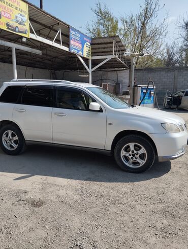 митсу битси: Белый внедорожник Mitsubishi аиртрек . Оборудован рейлингами на крыше