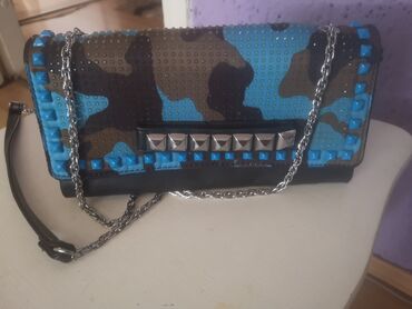 Handbags: Prodajem žensku tašnicu, očuvana u odličnom stanju