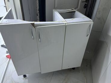 Mətbəx mebeli: Ağ rəngdə, tutacaqları olan dolab dəsti. Mətbəx və ya digər otaqlarda