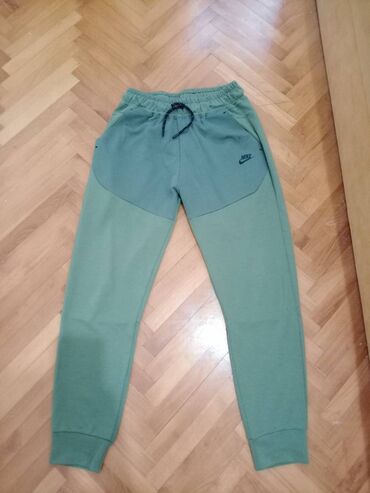 crop top trenerke: Prodajem nike trenerke m velicina,nove nosene svega dva puta