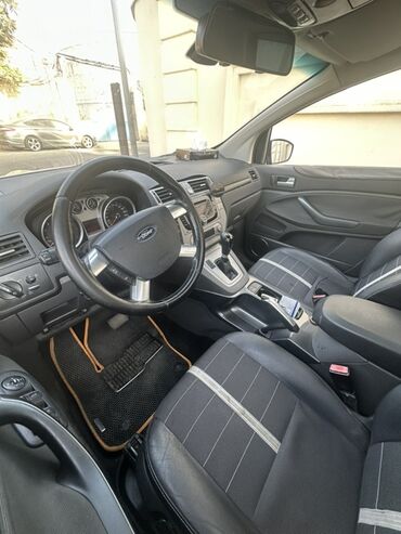 Ford Kuga model SUV avtomobili mövcuddur. Avtomobil geniş yük yeri və