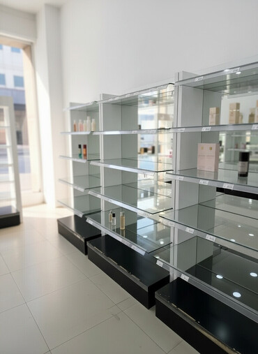 Rəf vitrinləri: Magaza ucun vitrinler hundurluk 1.50 en 090 sm. Divar vitrinleri ise — 1