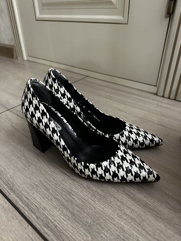женские туфли со шнурками: Туфли 39, цвет - Черный