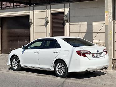 byd e2 2024: Toyota Camry: 2013 г., 2.5 л, Автомат, Гибрид, Седан — 2