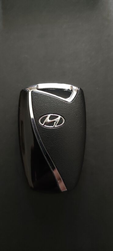 hyundai ikinci əl: Hyundai avtomobilinin qara rəngdə olan açarı. Açarın üzərində metal
