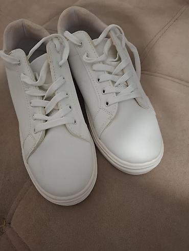 белые туфли новые: Tezedir islenmeyim razmer 39-39.5 Ağ rəngli minimalistik unisex — 2