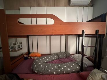 детскую двухъярусную кровать: Двухъярусная кровать металлическим каркасом и деревянными (ЛДСП)