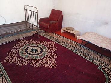 Otaqların günlük kirayəsi: 2 otaqlı sadə yaşayış yeri – yataq və mətbəx guşəsi ilə - Otaq: xalça -da lalafo.az — 5 Otaqların günlük kirayəsi: 2 otaqlı sadə yaşayış yeri – yataq və mətbəx guşəsi ilə - Otaq: xalça — 5