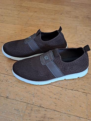 Az geyinilib Səliqəli qalıb Unisex slip-on idman ayaqqabısı - Rəng