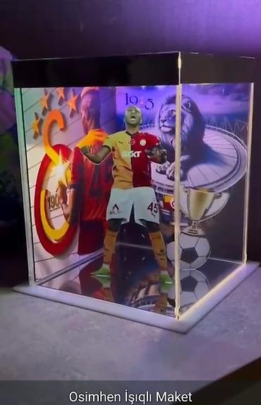 Darts: Şəffaf akril qutuda, daxili işıqlandırması olan futbolçu Osimehnin — 1