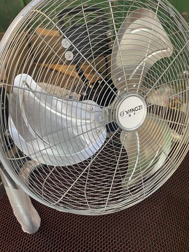 Воздуходувка: Вентилятор Adler, Настольный, Лопастной — 2