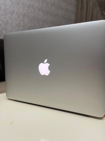 apple notebook: Apple MacBook Air (gümüş rəng, işıqlı Apple loqolu) - Model: MacBook