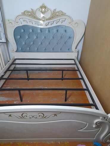 Двуспальные кровати: Кровать в классическом стиле с декоративным изголовьем и изножьем — 2