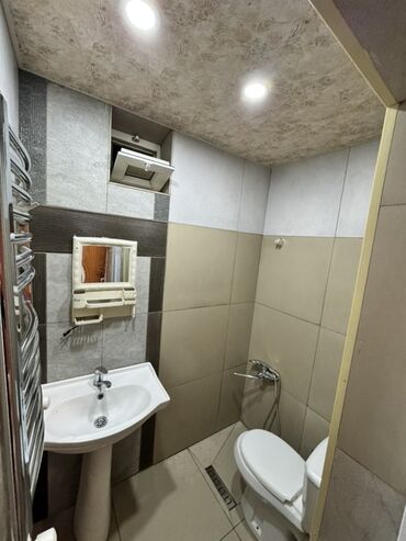 Uzunmüddətli kirayə mənzillər: 3 otaqlı mənzil – mebellə - Geniş qonaq otağı: şıq asma tavan, şüşə — 8