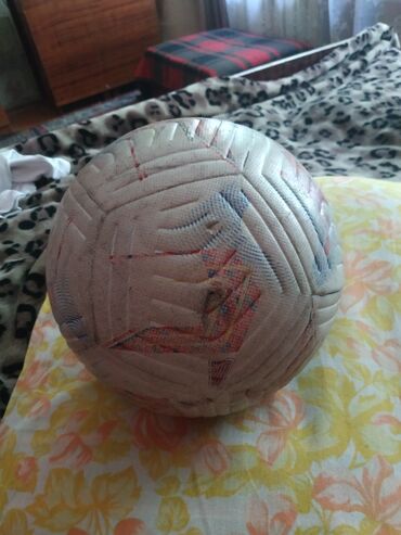 оригинальные волейбольные мячи: Продаю проффесиональный футбольный мяч 5