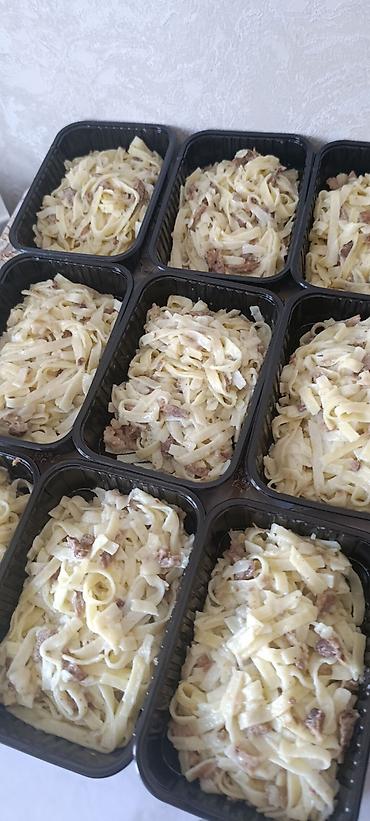 конечные банки: Паста фетуччине в сливочном соусе с мясом в индивидуальных лотках. - — 1
