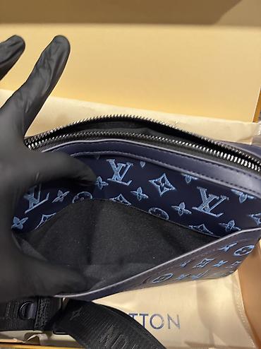 Барсетки: Барсетка, Louis Vuitton, Материал: Экокожа, Множество карманов, Регулируемый ремень, Съёмный ремень, Новый — 9